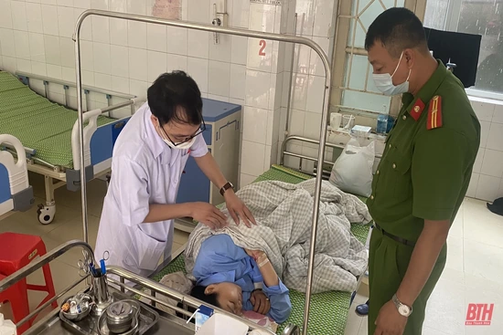 Tuần tra lúc nửa đêm, Công an kịp thời cứu người trôi dạt trên biển