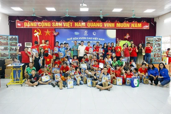 Thêm một mùa trung thu ấm áp trong hành trình 15 năm của Quỹ sữa Vươn cao Việt Nam
