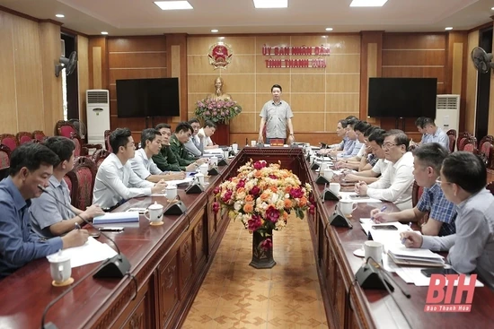 Phó Chủ tịch UBND tỉnh Lê Đức Giang nghe báo cáo phương án xử lý khẩn cấp chống sạt lở, xâm thực bờ biển khu vực cửa Lạch Hới
