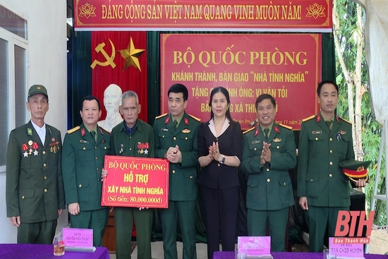 Bộ CHQS tỉnh Thanh Hóa trao nhà tình nghĩa cho thương binh Vi Văn Tỏi