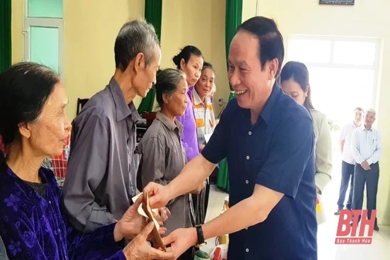 Phó Chủ tịch - Tổng Thư ký Ủy ban Trung ương MTTQ Việt Nam tặng  quà Tết cho hộ nghèo tỉnh Thanh Hóa