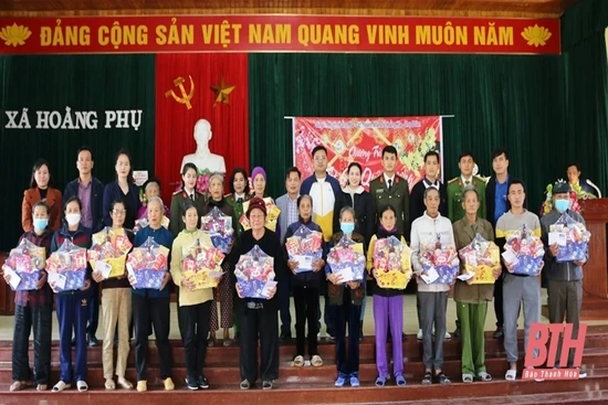 Trao 130 suất quà Tết cho các gia đình có hoàn cảnh khó khăn huyện Hoằng Hóa 