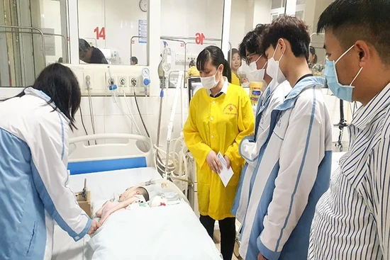 Trao kinh phí hỗ trợ 2 bệnh nhi mắc bệnh hiểm nghèo