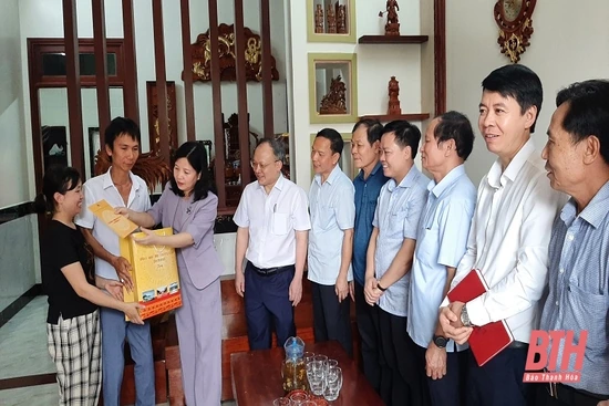 Trưởng Ban Dân vận Tỉnh ủy, Chủ tịch Ủy ban MTTQ tỉnh Phạm Thị Thanh Thủy tặng quà cho người khuyết tật  và trẻ mồ côi huyện Đông Sơn
