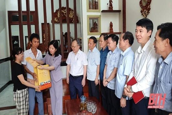 Trưởng Ban Dân vận Tỉnh ủy, Chủ tịch Ủy ban MTTQ tỉnh Phạm Thị Thanh Thủy tặng quà cho người khuyết tật  và trẻ mồ côi huyện Đông Sơn