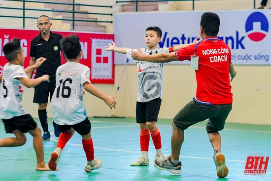 Thắng nghẹt thở trên chấm luân lưu, U10 Nông Cống vào chung kết gặp ứng cử viên vô địch TP Thanh Hóa