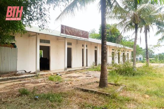 Nhếch nhác khu nhà điều hành của một   dự án bỏ hoang