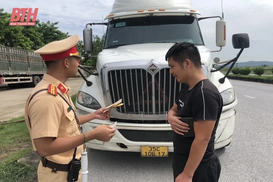6 trường hợp xe ôtô vận tải hành khách và xe container vi phạm trong ngày đầu ra quân