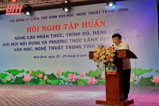 Nâng cao nhận thức, trình độ, năng lực lý luận, phê bình văn học, nghệ thuật trong tình hình mới