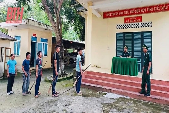 Đồn Biên phòng Quang Chiểu vận động Nhân dân giao nộp 25 khẩu súng các loại