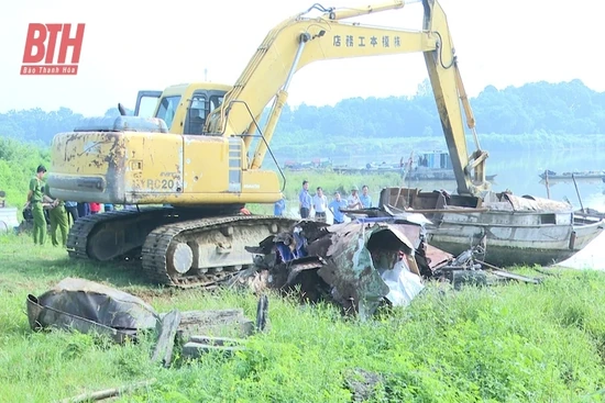 Giải bản tàu thuyền của 4 hộ sinh sống trên sông đã được cấp đất ở