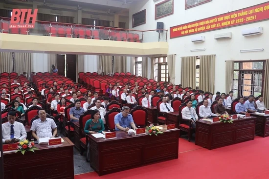 Bế giảng lớp bồi dưỡng cán bộ dự nguồn Ban Chấp hành, Ban Thường vụ, các chức danh lãnh đạo, quản lý huyện Thiệu Hóa