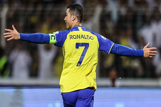 HLV Troussier liên tiếp nhận tin dữ trước ngày tuyển Việt Nam hội quân; Ronaldo vươn lên dẫn đầu danh sách ghi bàn năm 2023