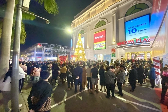 Hàng trăm nghìn người dân và du khách đổ về các TTTM Vincom chào đón năm mới 2024