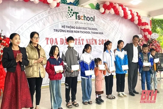 Toạ đàm chủ đề “Giáo dục hạnh phúc” và trao quỹ “Mẹ đỡ đầu” cho trẻ em có hoàn cảnh khó khăn
