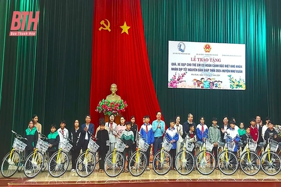 Chăm lo tết cho trẻ em nghèo