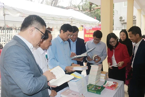 Hà Trung khai trương phòng đọc sách, báo Xuân Giáp Thìn 