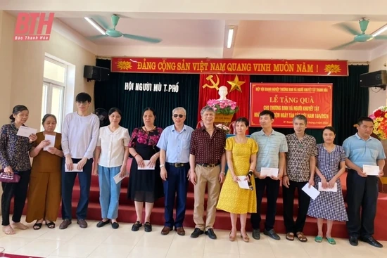 Trao 50 suất quà cho người khiếm thị khó  khăn  tại TP  Thanh Hóa