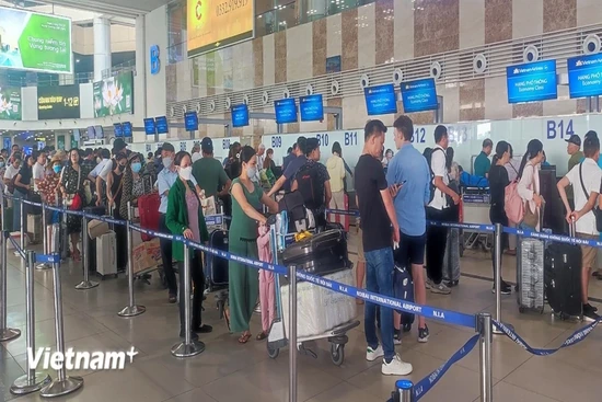 Nhiều đường bay nội địa đã kín chỗ trong dịp nghỉ lễ 30/4-1/5