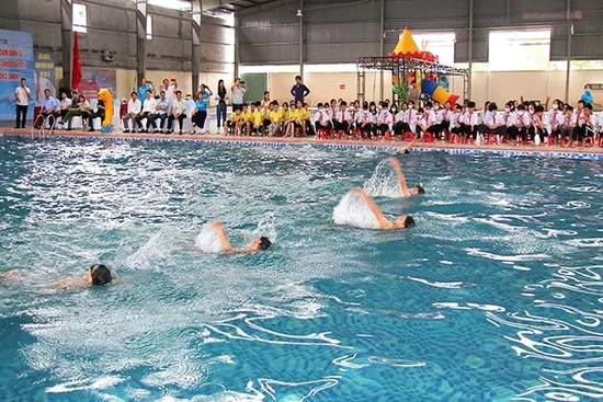 Thạch Thành khai mạc hè, Ngày Olympic trẻ em và Phát động toàn dân tập luyện môn bơi phòng, chống đuối nước năm 2024