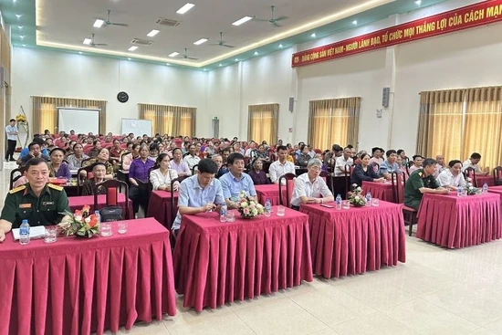 Tặng 100 suất quà tri ân các thân nhân gia đình liệt sĩ  