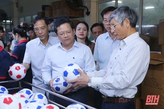 Đoàn công tác của Ban Kinh tế Trung ương khảo sát tại Công ty CP dụng cụ thể thao Delta và Công ty CP cấp nước Thanh Hóa