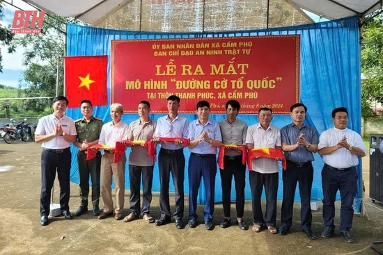 Huyện Cẩm Thủy triển khai mô hình “Đường cờ Tổ quốc”