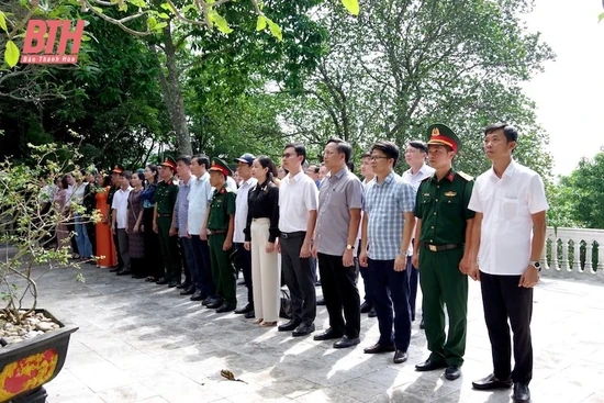 Đoàn báo cáo viên cấp tỉnh nghiên cứu, thâm nhập thực tế  tại đảo Mê và Khu Kinh tế Nghi Sơn
