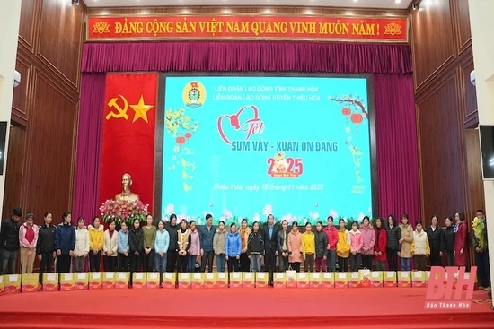 Trao 200 suất quà cho đoàn viên, người lao động huyện Thiệu Hóa
