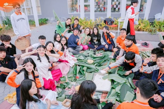 Chương trình “Tết dân gian - Lạt mềm buộc chặt yêu thương” tại FPT School Thanh Hóa