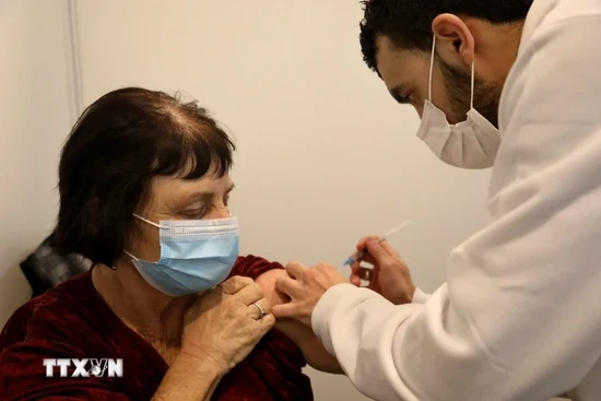 Vaccine COVID-19 giảm 27% nguy cơ “COVID kéo dài” ở người trưởng thành