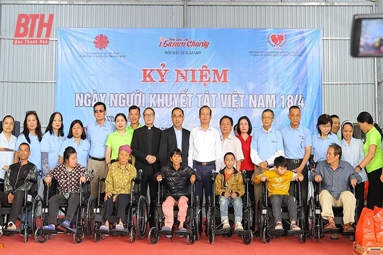 Trao 300 suất quà và 40 xe lăn cho người khuyết tật có hoàn cảnh khó khăn của huyện Thiệu Hóa