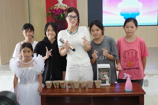 Hoa hậu Đoàn Thiên Ân tiếp tục hành trình “Trồng cây xanh-Ươm mầm tương lai”