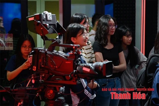 Sinh viên truyền thông trong “cuộc đua” với AI