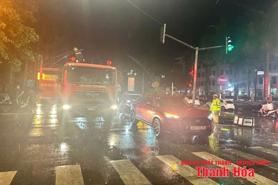 Ngã tư Đại lộ Lê Lợi lưu thông bình thường sau sự cố mái tôn đổ sập do mưa bão