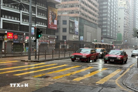 Hong Kong nâng mức cảnh báo bão Wipha lên mức cao nhất