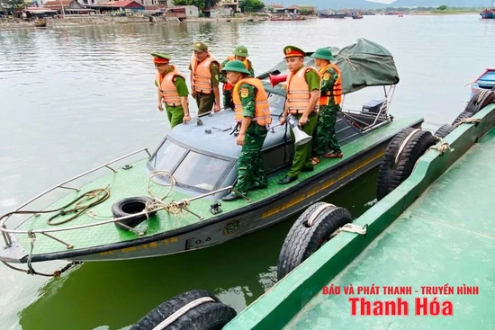 Đoàn viên thanh niên Công an tỉnh hỗ trợ ngư dân đưa tàu vào nơi tránh trú