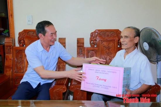 Phó Bí thư Tỉnh ủy Trịnh Tuấn Sinh tặng quà gia đình chính sách tại các phường Sầm Sơn và Nam Sầm Sơn