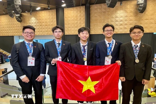 Tự hào cờ đỏ sao vàng tại lễ bế mạc Olympic Vật lý Quốc tế 2025