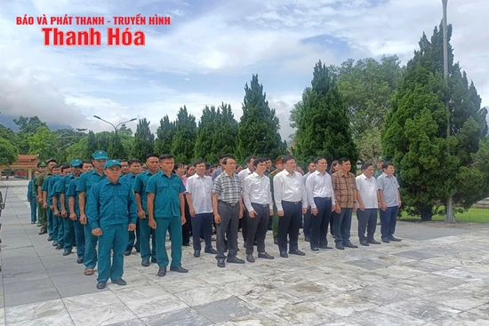 Phó Chủ tịch UBND tỉnh Mai Xuân Liêm viếng nghĩa trang liệt sỹ và thăm, tặng quà gia đình chính sách