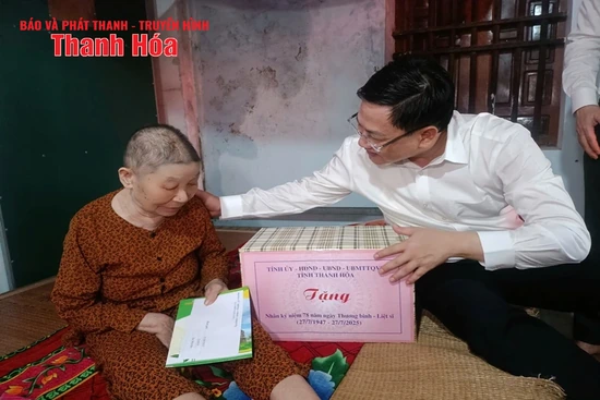 Phó Chủ tịch UBND tỉnh Mai Xuân Liêm viếng nghĩa trang liệt sỹ và thăm, tặng quà gia đình chính sách