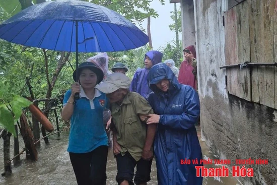 Thanh niên xung kích hỗ trợ người dân phòng chống bão số 3