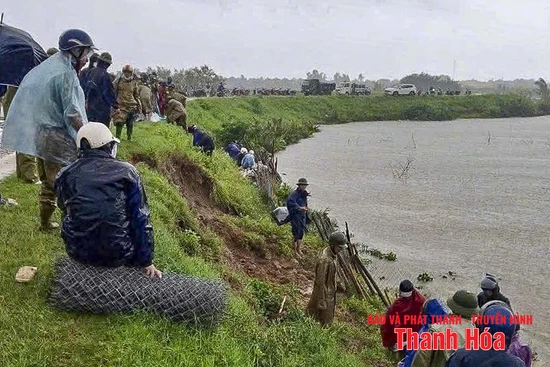 Khẩn trương khắc phục sự cố mái đê sông Cung bị sạt trượt