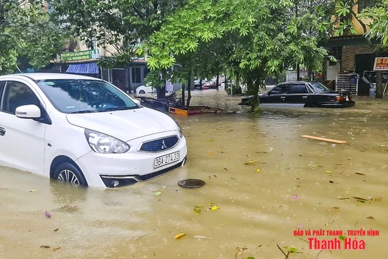 Sau bão số 3 người dân lội bì bõm, nhiều ô tô chìm trong nước ngập