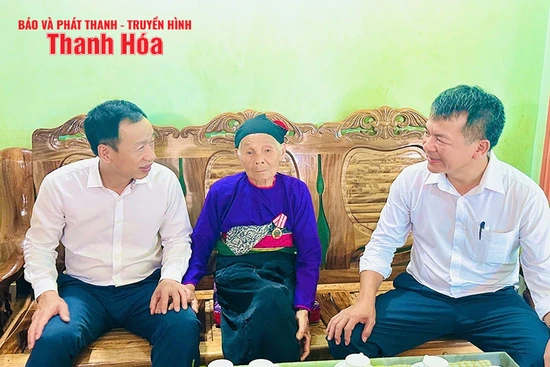 Giám đốc Sở Tài chính Lê Quang Hùng thăm, tặng quà các gia đình chính sách tại xã Ngọc Lặc