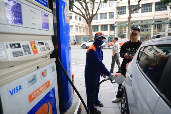 Giá dầu diesel giảm nhẹ, mặt hàng xăng RON95-III tăng 131 đồng/lít