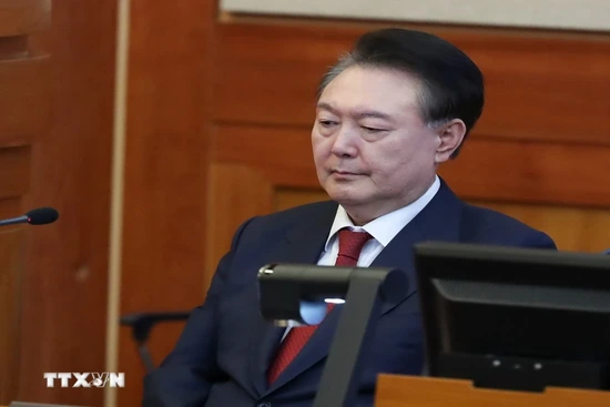 Tòa án Hàn Quốc ra lệnh cưỡng chế cựu Tổng thống Yoon Suk Yeol tới thẩm vấn