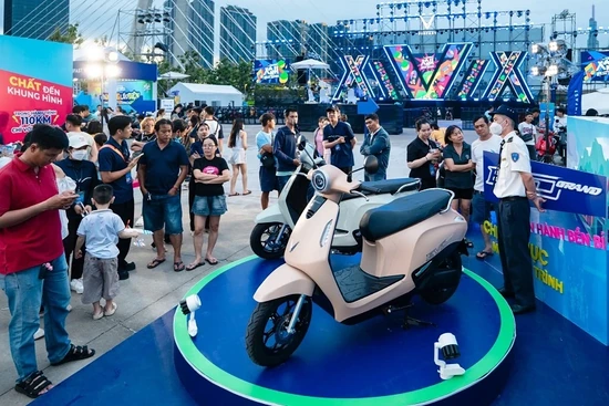 Người dùng hào hứng với xe máy điện VinFast Evo Grand có thêm pin phụ linh hoạt, giá hấp dẫn
