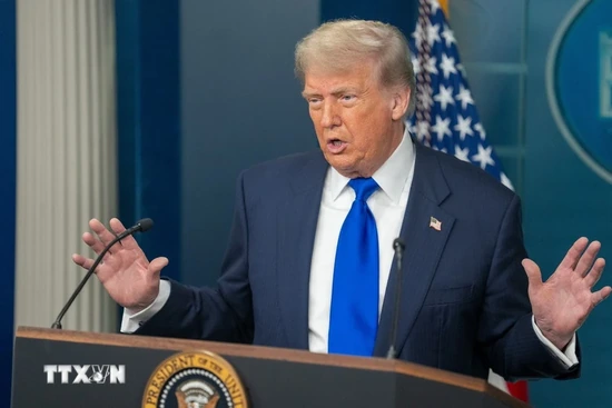 Tổng thống Donald Trump tuyên bố giữ nguyên hạn áp thuế 1/8