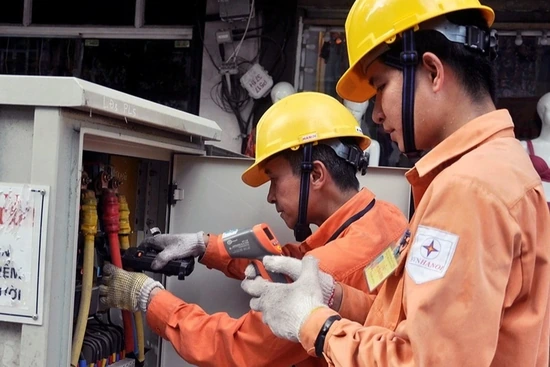 Tiêu thụ điện ở Hà Nội cao nhất lịch sử, EVN cảnh báo hóa đơn điện tăng vọt